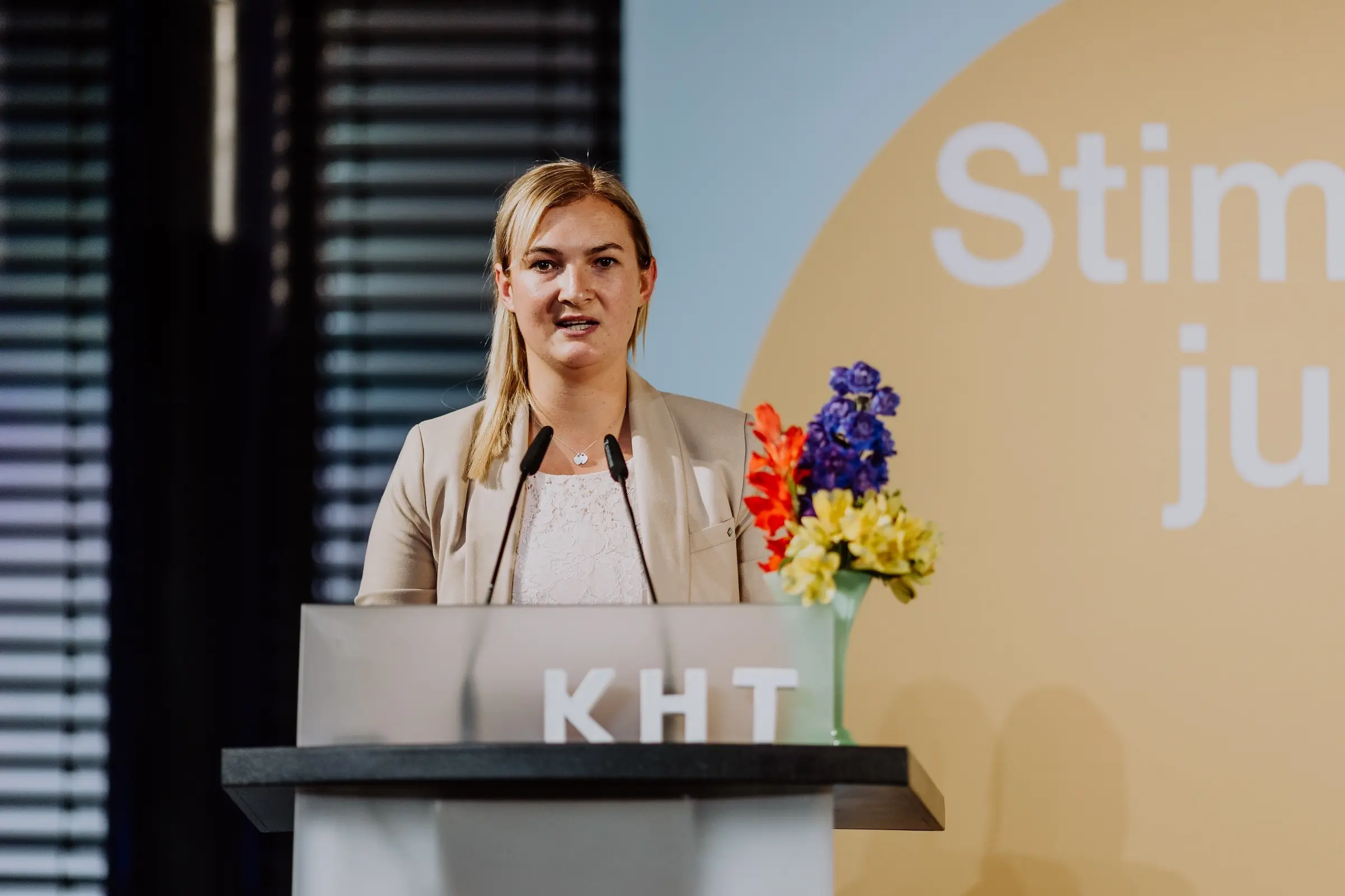 Denise Schurzmann auf der Bühne als Keynote Speakerin beim Know-How Transfer der Wirtschaftsjunioren Deutschland in Berlin