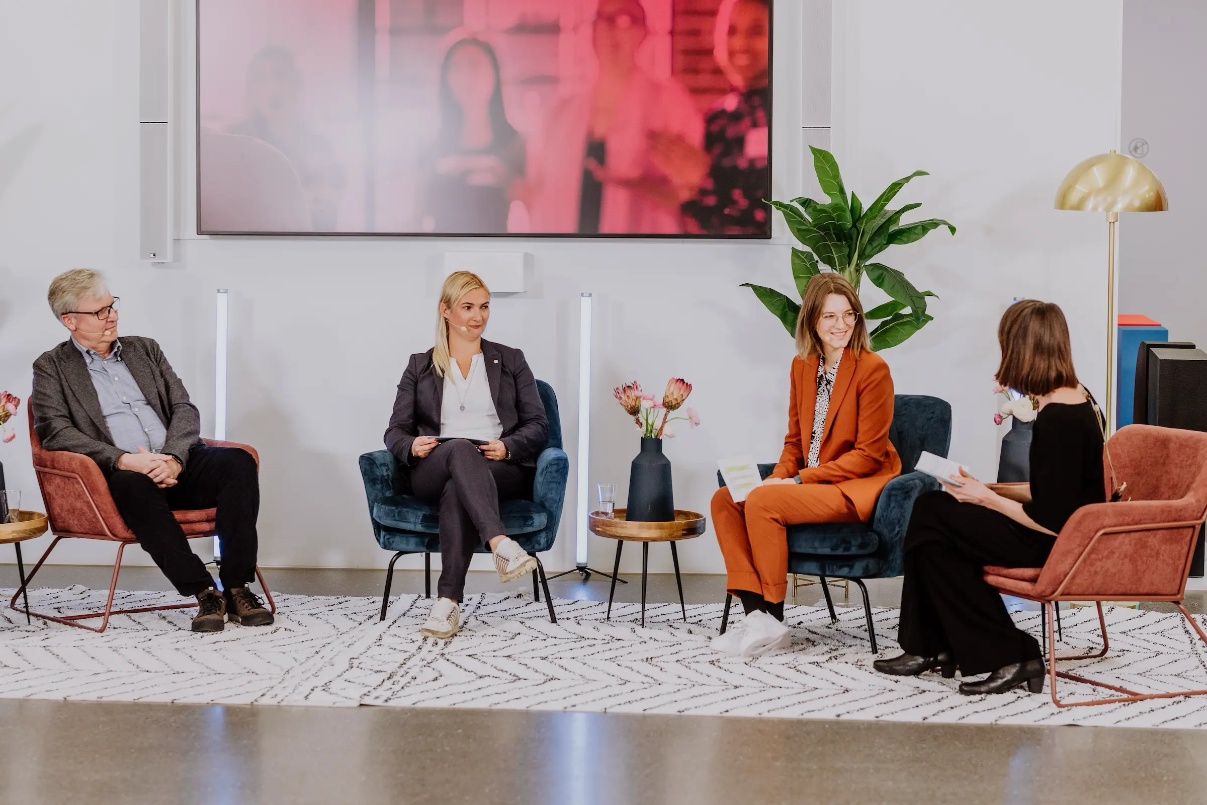 Denise Schurzmann im Gespräch auf einer Paneldiskussion über Unternehmertum und die Rolle von Frauen in der Wirtschaft.