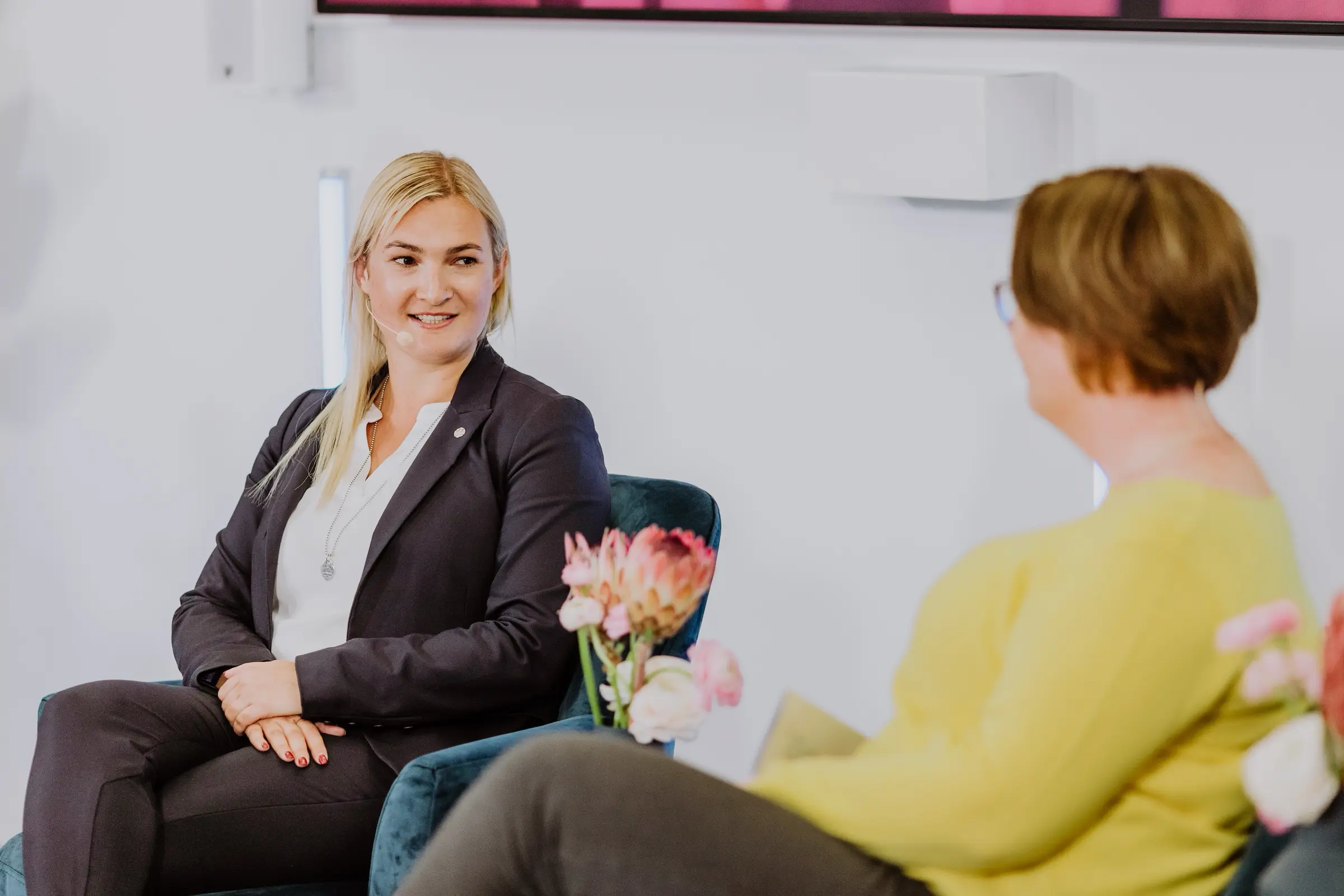 Denise Schurzmann – Unternehmerin, Mentorin und Keynote-Speakerin aus Rosenheim – Porträtaufnahme mit grauem Blazer und freundlichem Lächeln