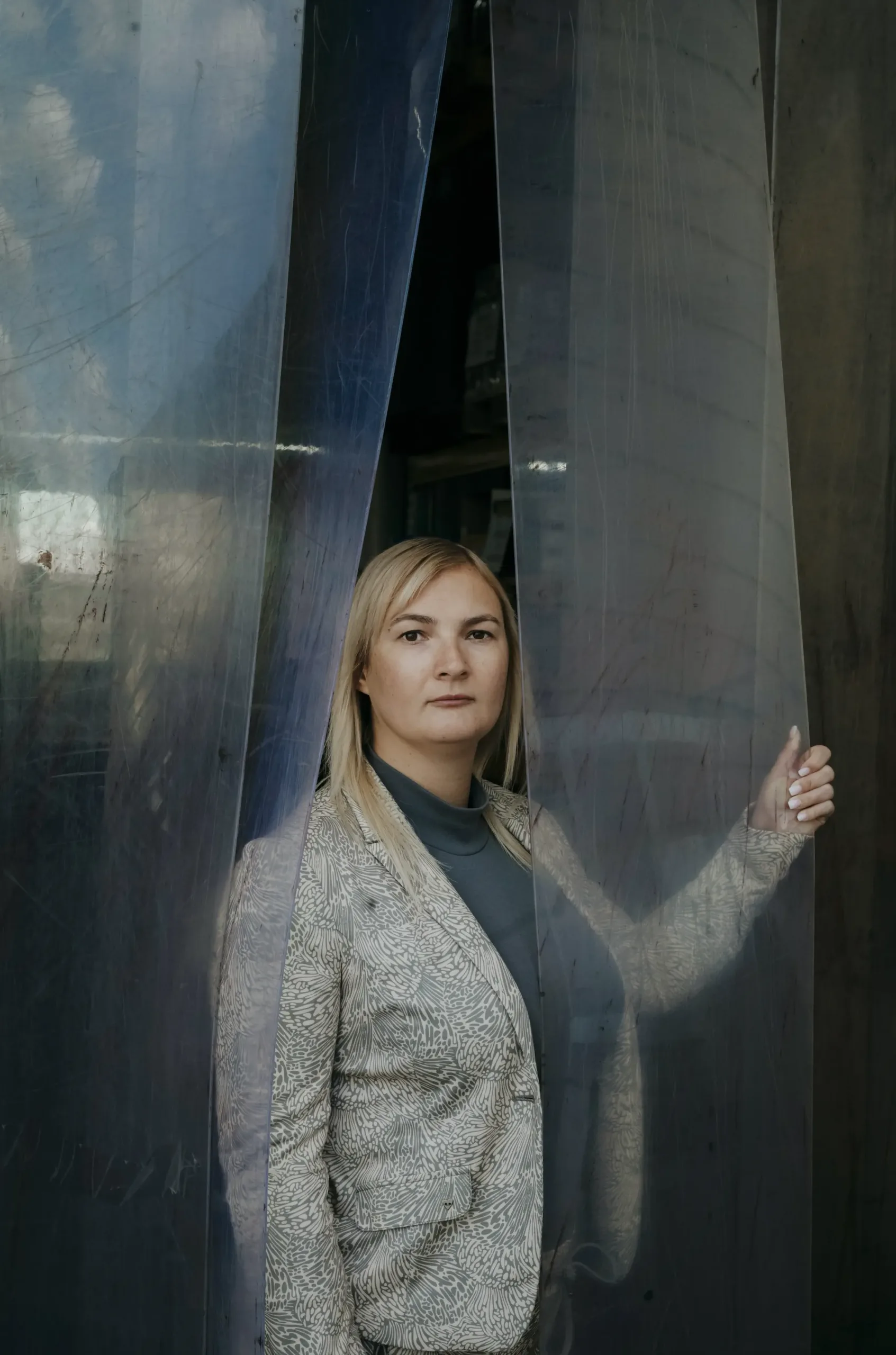 Denise Schurzmann im industriellen Umfeld – moderne Führungspersönlichkeit zwischen Tradition und Innovation.