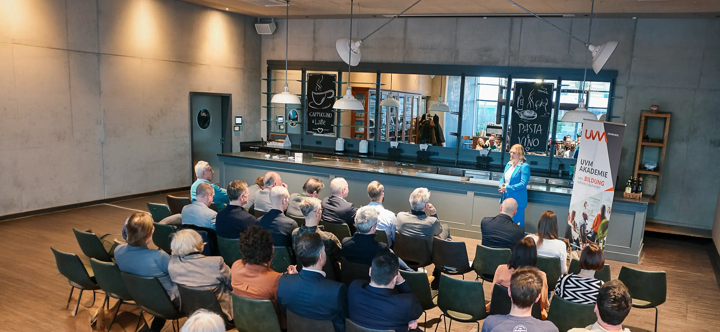 Denise Schurzmann im Gespräch auf einer Paneldiskussion über Unternehmertum und die Rolle von Frauen in der Wirtschaft.