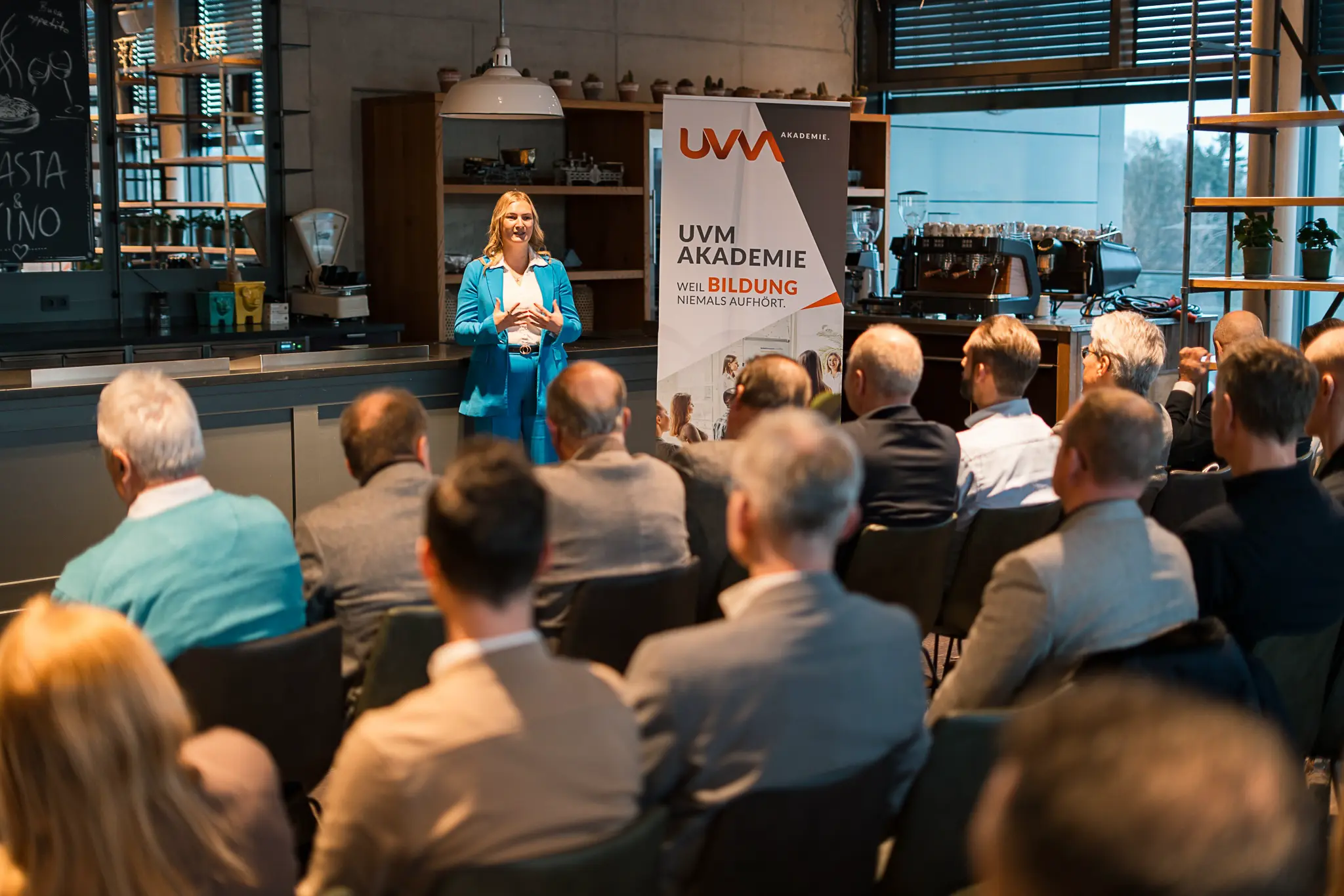 Denise Schurzmann im Gespräch auf einer Paneldiskussion über Unternehmertum und die Rolle von Frauen in der Wirtschaft.