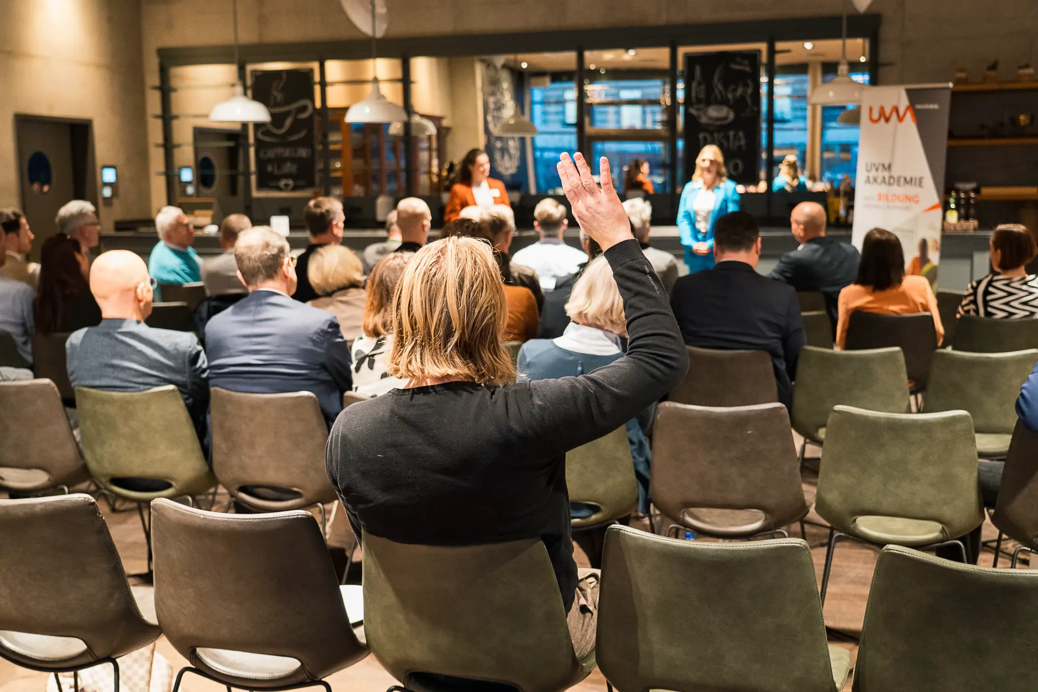 Denise Schurzmann – Unternehmerin, Mentorin und Keynote-Speakerin aus Rosenheim – Porträtaufnahme mit grauem Blazer und freundlichem Lächeln